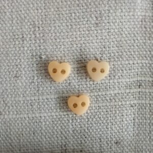 6mm beige 2 hålsknapp Hjärta