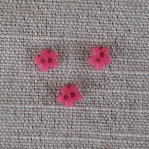 6mm cerise 2 hålsknapp Blomma