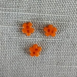 6mm orange 2 hålsknapp Blomma