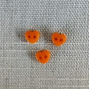 6mm orange 2 hålsknapp Hjärta