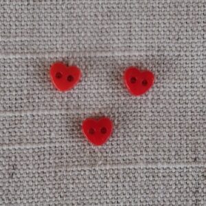 6mm röd 2 hålsknapp Hjärta