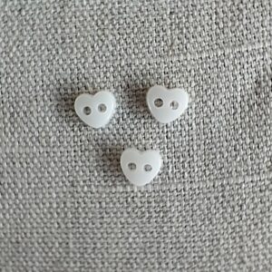 6mm vit 2 hålsknapp Hjärta